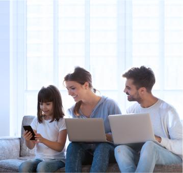 Familia feliz usando dispositivos electrónicos conectados al internet satelital